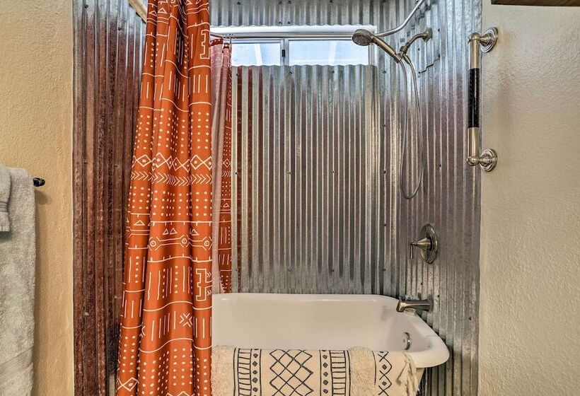 Indie Eclectic Desert Home W/ Hot Tub + Patio