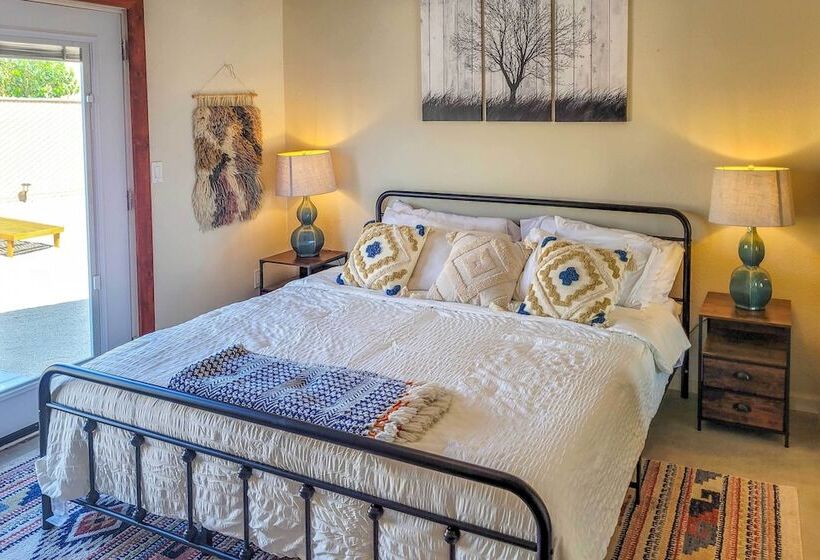 Indie Eclectic Desert Home W/ Hot Tub + Patio