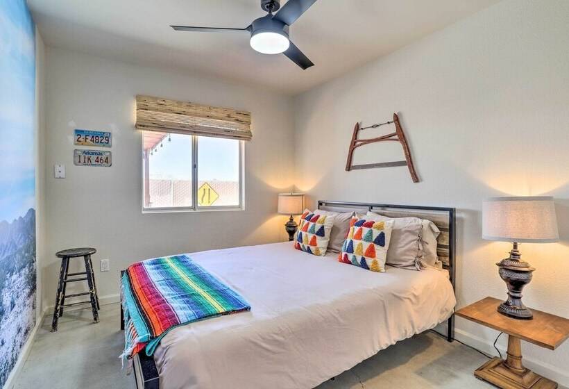 Indie Eclectic Desert Home W/ Hot Tub + Patio