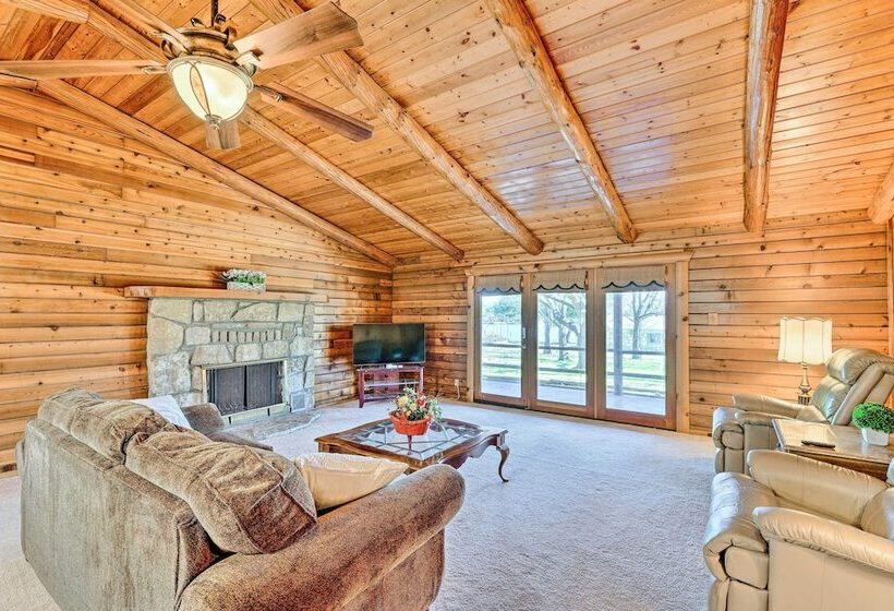 Lakefront Cabin + Guest House Near Granbury Square