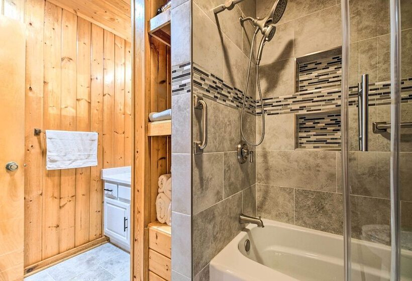 Lakefront Cabin + Guest House Near Granbury Square