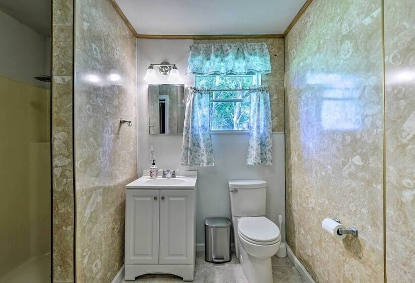 Lakefront Cabin + Guest House Near Granbury Square