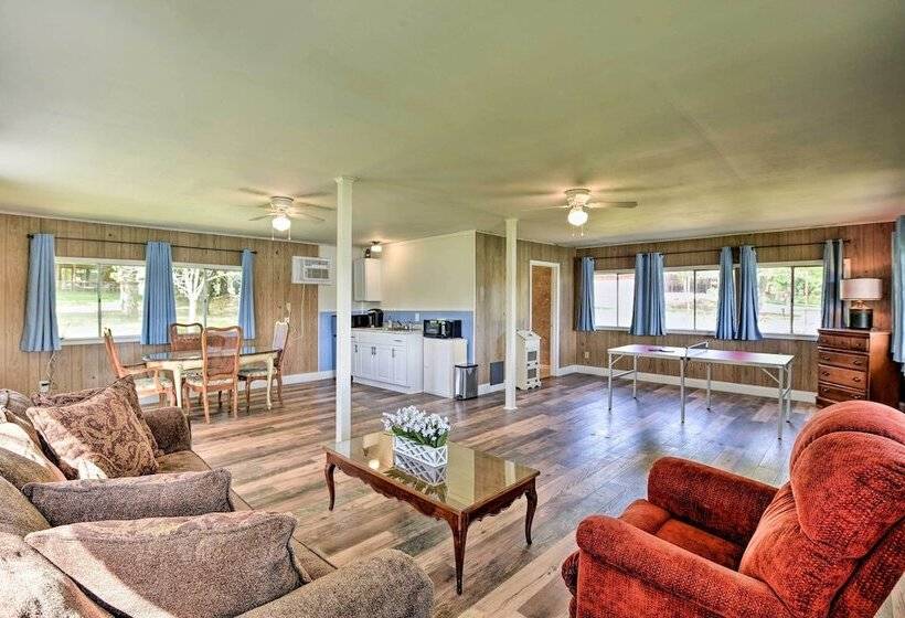 Lakefront Cabin + Guest House Near Granbury Square