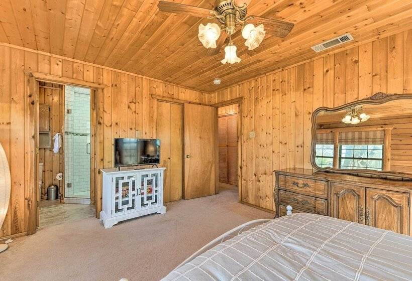 Lakefront Cabin + Guest House Near Granbury Square