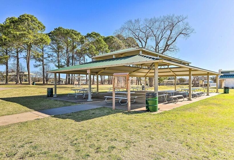 Lakefront Cabin + Guest House Near Granbury Square