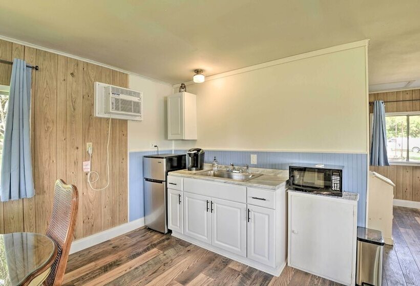 Lakefront Cabin + Guest House Near Granbury Square