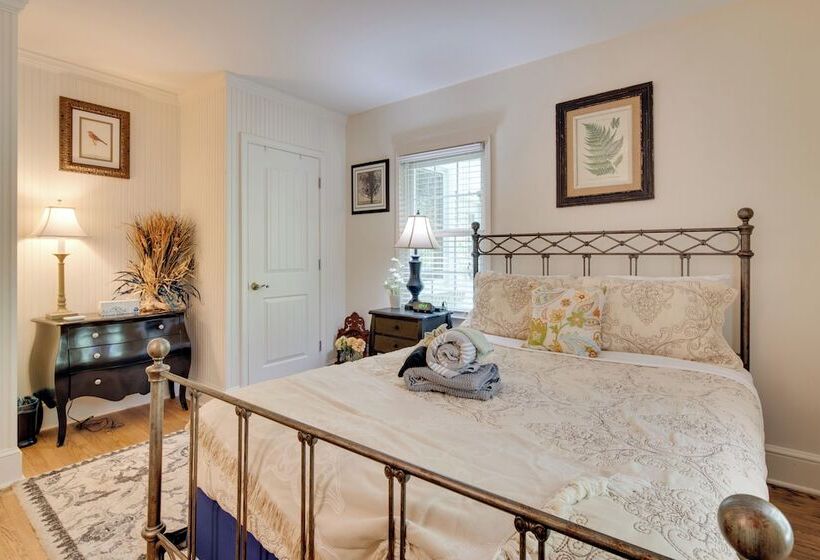 Le Canard  Cottage W/ Porch: 7 Mi To The Biltmore