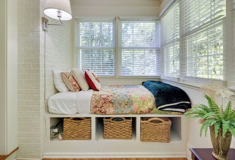 Le Canard  Cottage W/ Porch: 7 Mi To The Biltmore