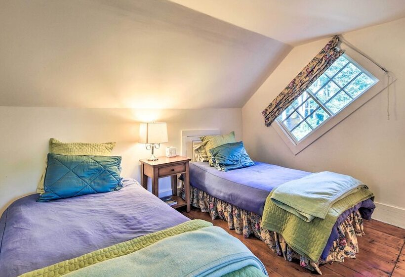 Lovely Brookfield Home W/private Deck & Views