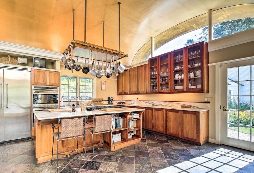 Lovely Brookfield Home W/private Deck & Views