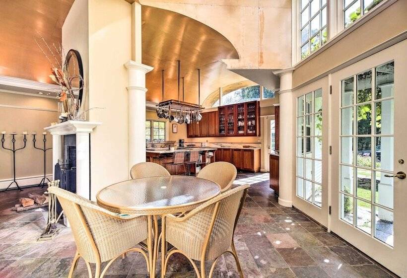 Lovely Brookfield Home W/private Deck & Views