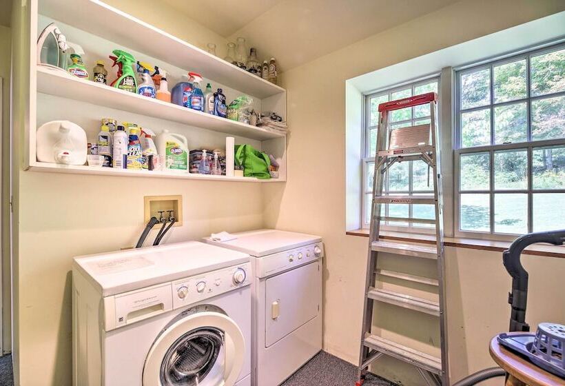 Lovely Brookfield Home W/private Deck & Views