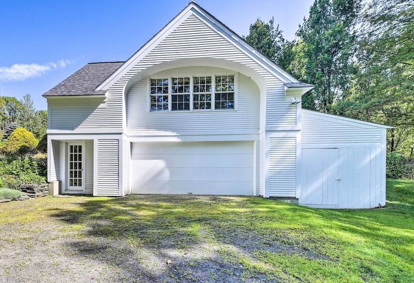 Lovely Brookfield Home W/private Deck & Views