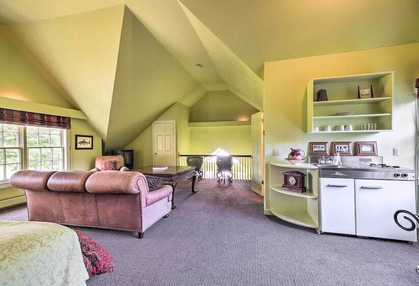 Lovely Brookfield Home W/private Deck & Views