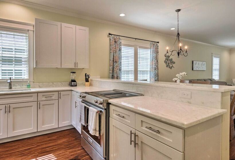 Lovely Mobile Retreat W/ Deck & Front Porch!