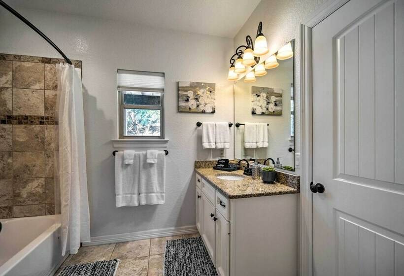 Luxe Canyon Lake Home W/ Gorgeous Lake Views!