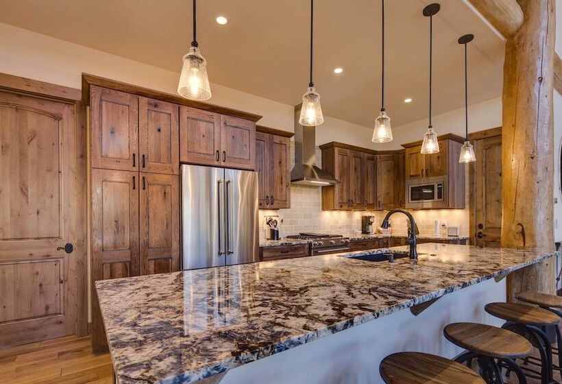 Luxe Breck Log Cabin W/ Hot Tub, Bar & Views!