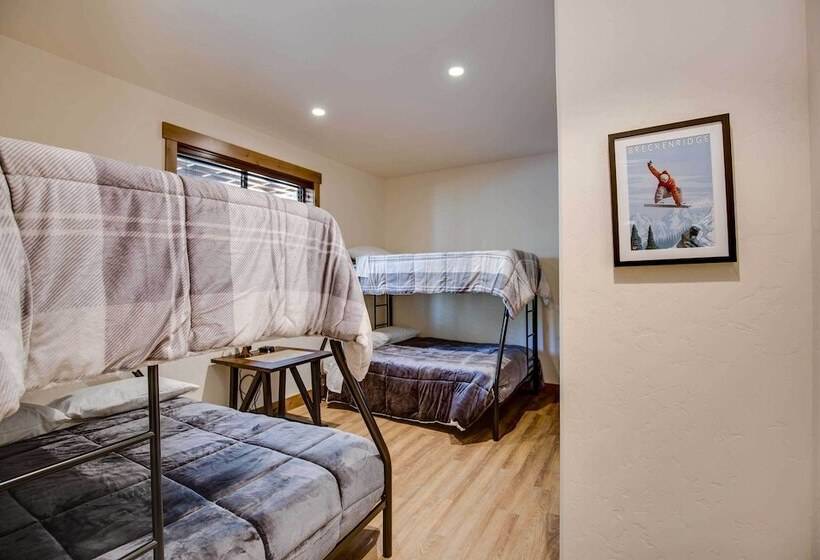 Luxe Breck Log Cabin W/ Hot Tub, Bar & Views!