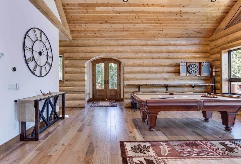 Luxe Breck Log Cabin W/ Hot Tub, Bar & Views!
