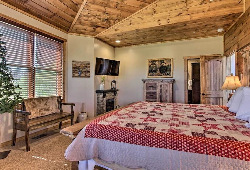 Majestic Mtn Getaway: Game Room, Decks & Hot Tub!