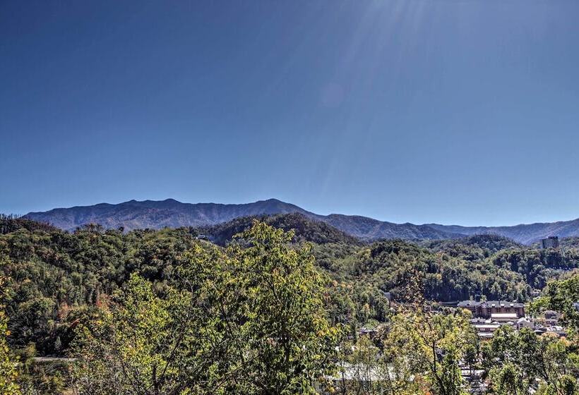 Majestic Mtn Getaway: Game Room, Decks & Hot Tub!