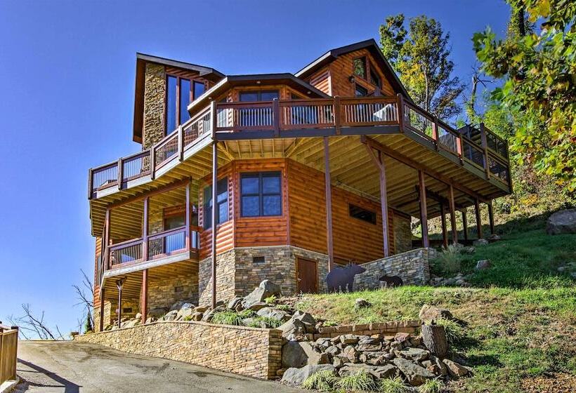 Majestic Mtn Getaway: Game Room, Decks & Hot Tub!