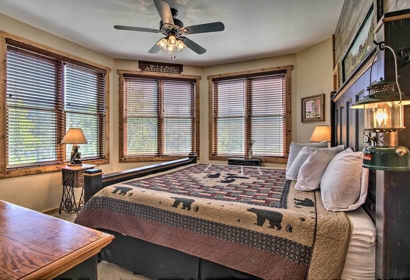 Majestic Mtn Getaway: Game Room, Decks & Hot Tub!