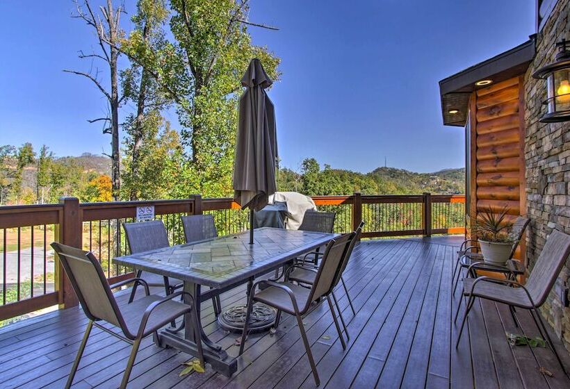 Majestic Mtn Getaway: Game Room, Decks & Hot Tub!