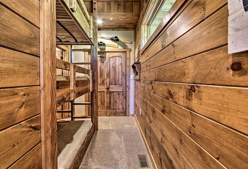 Majestic Mtn Getaway: Game Room, Decks & Hot Tub!