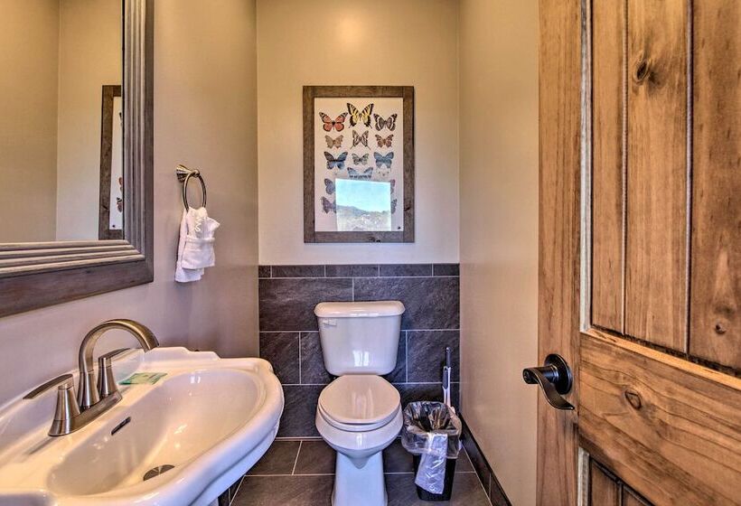 Majestic Mtn Getaway: Game Room, Decks & Hot Tub!