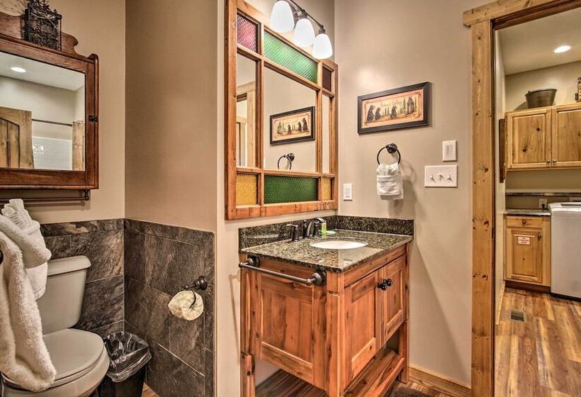 Majestic Mtn Getaway: Game Room, Decks & Hot Tub!