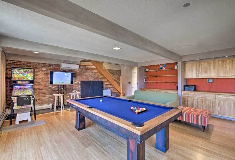 Manchester Home On 40 Acres W/ Game Room & Deck!