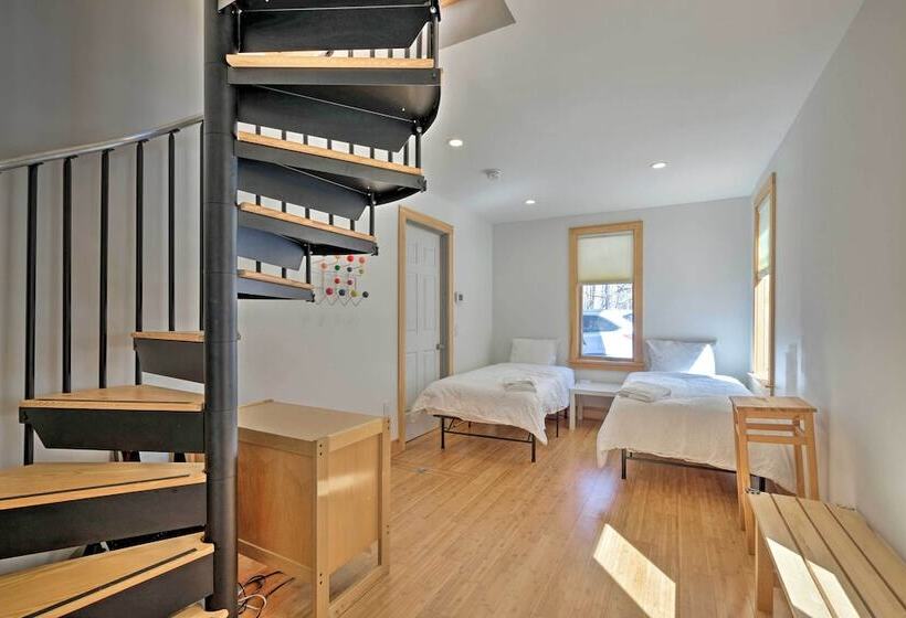 Manchester Home On 40 Acres W/ Game Room & Deck!