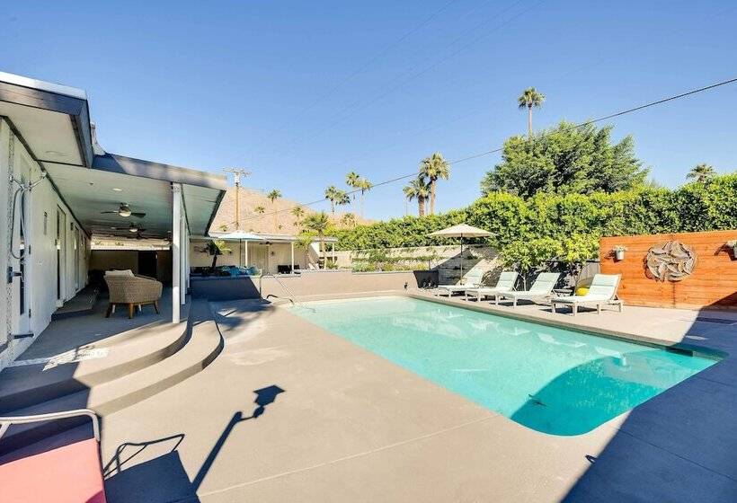 Palm Springs Home: Casita + Fire Pit!