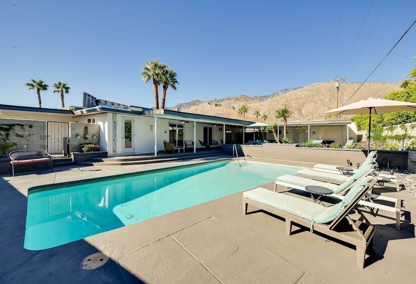 Palm Springs Home: Casita + Fire Pit!