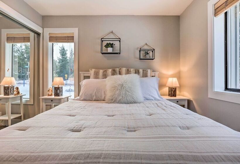 Modern Sunriver Home W/ Hot Tub: Ski, Hike & Bike!