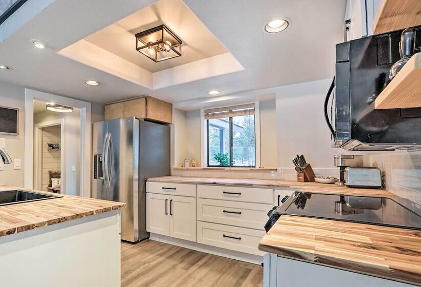 Modern Sunriver Home W/ Hot Tub: Ski, Hike & Bike!