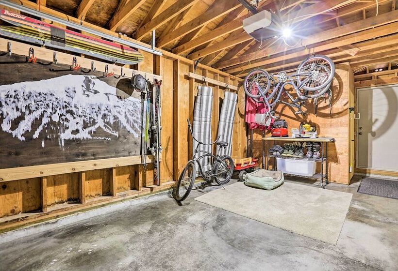 Modern Sunriver Home W/ Hot Tub: Ski, Hike & Bike!