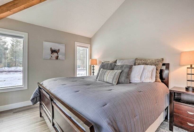 Modern Sunriver Home W/ Hot Tub: Ski, Hike & Bike!