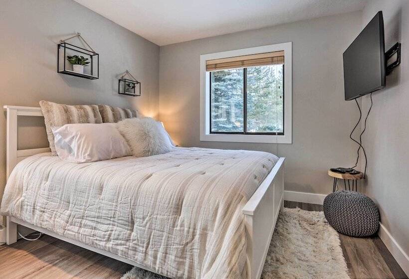 Modern Sunriver Home W/ Hot Tub: Ski, Hike & Bike!