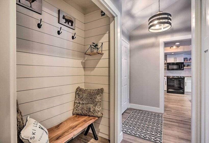 Modern Sunriver Home W/ Hot Tub: Ski, Hike & Bike!