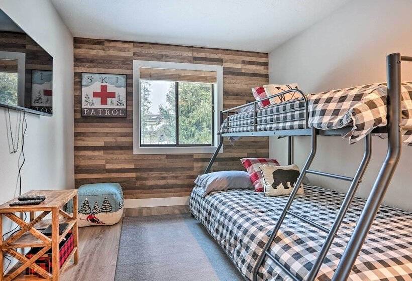 Modern Sunriver Home W/ Hot Tub: Ski, Hike & Bike!