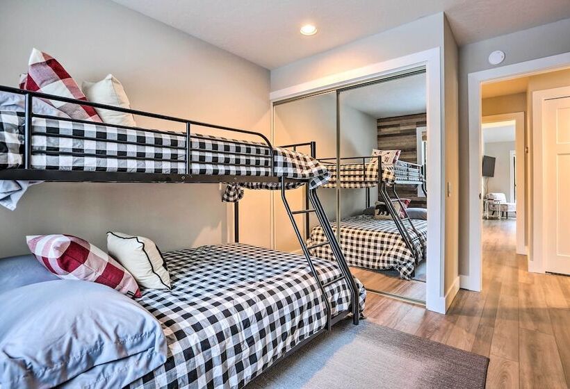 Modern Sunriver Home W/ Hot Tub: Ski, Hike & Bike!