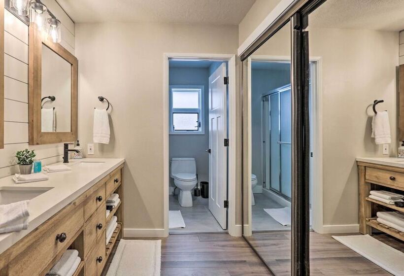 Modern Sunriver Home W/ Hot Tub: Ski, Hike & Bike!