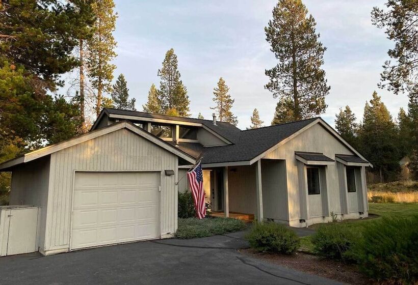 Modern Sunriver Home W/ Hot Tub: Ski, Hike & Bike!