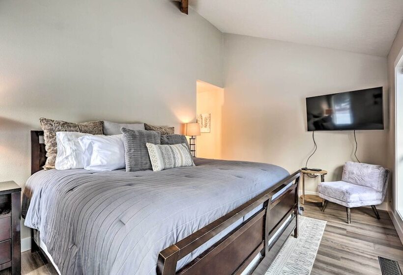 Modern Sunriver Home W/ Hot Tub: Ski, Hike & Bike!