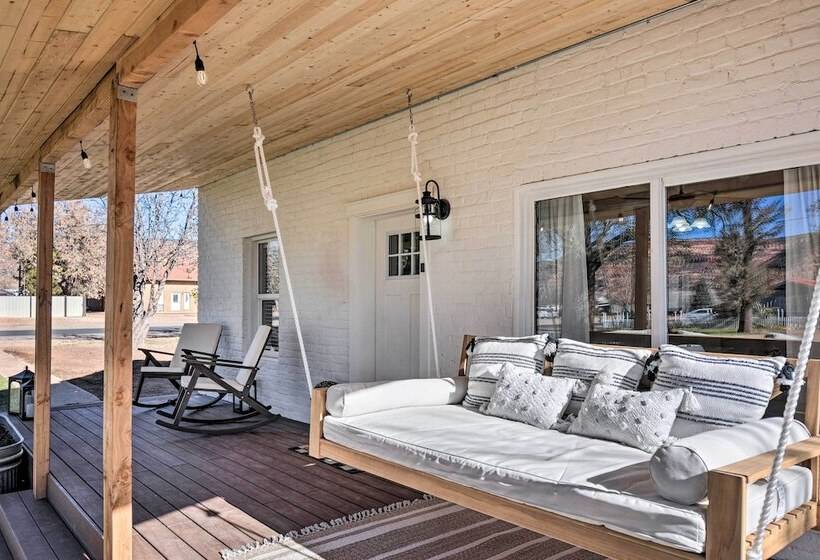 Modern Kanab Home: Fire Pit, Red Rock Views!