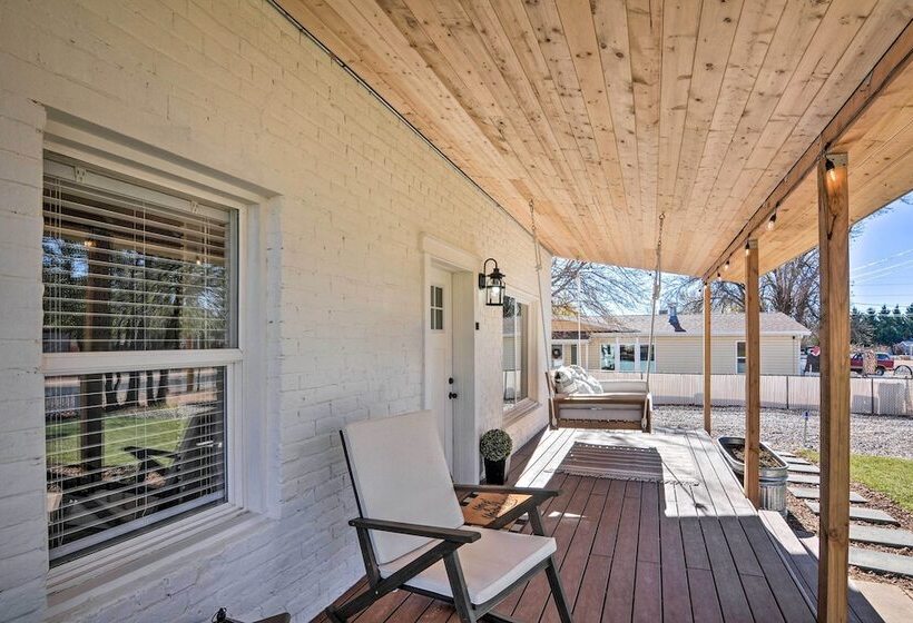 Modern Kanab Home: Fire Pit, Red Rock Views!