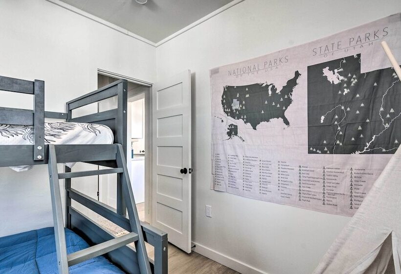 Modern Kanab Home: Fire Pit, Red Rock Views!