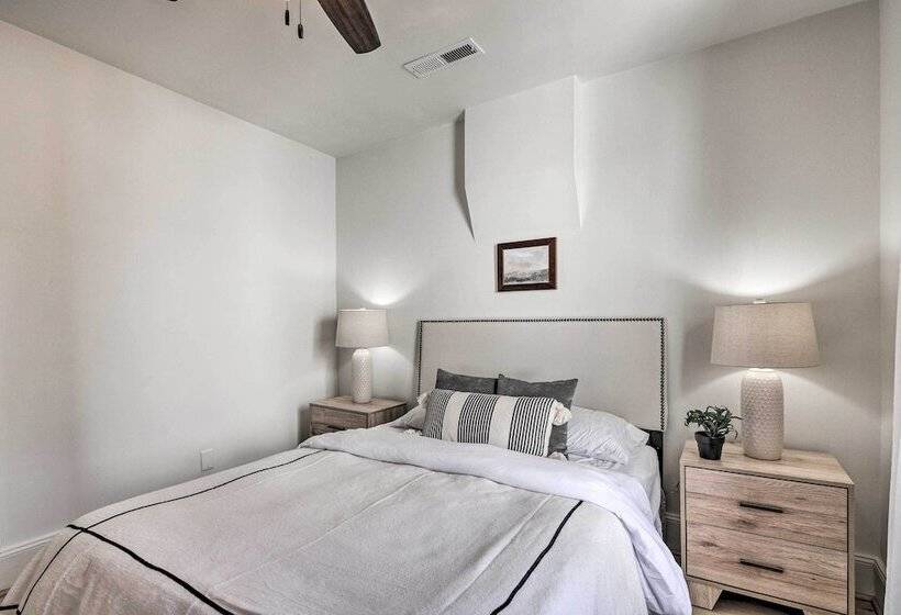 Modern Kanab Home: Fire Pit, Red Rock Views!